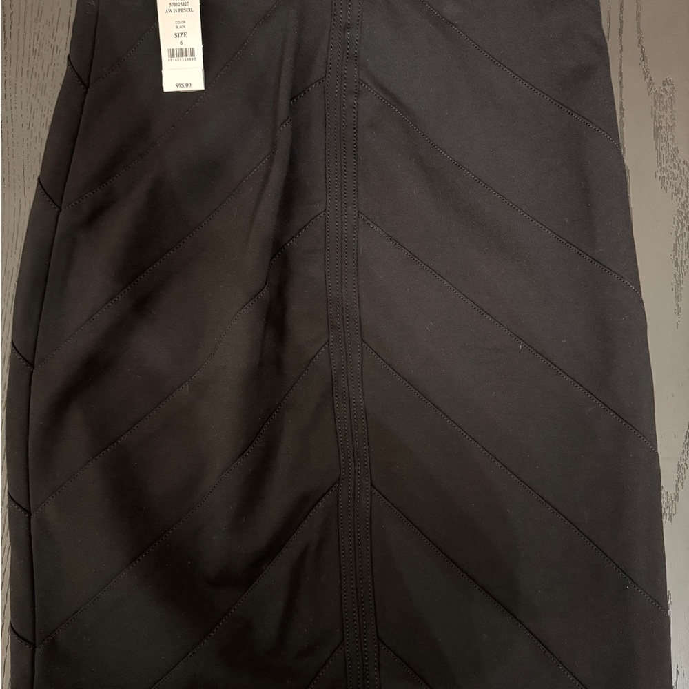 WHBM NWT’s Instantly Slimming Black Patterned Skirt. Size 6.